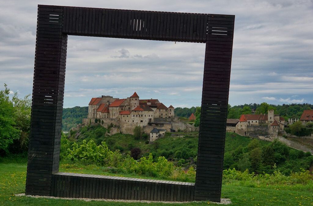 Kulturspaziergang Burghausen eröffnet interessante Einblicke: Kreatives Handwerk zum Anfassen für die Teilnehmer und Teilnehmerinnen aus der Kultur- und Kreativwirtschaft